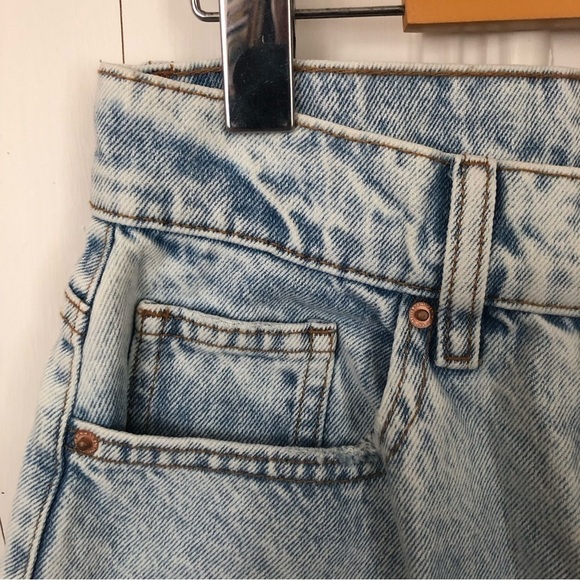 High Rise High Waist Light Wash Distressed Mom Jeans Size 26 - Picture 7 of 16